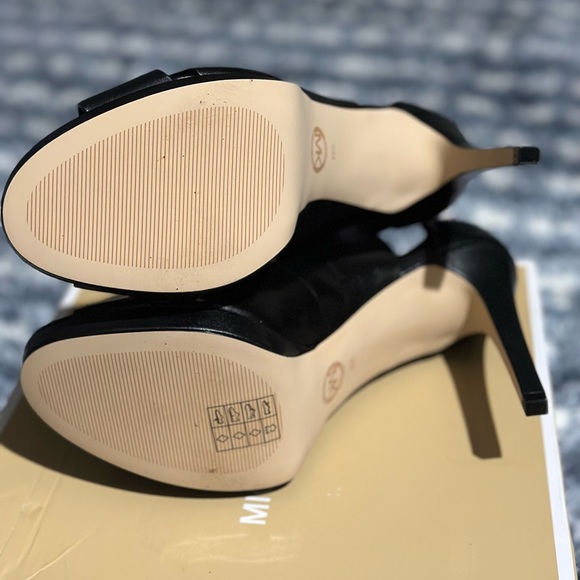 Michael Kors Kimber Sandal 9m - Picture 6 of 8